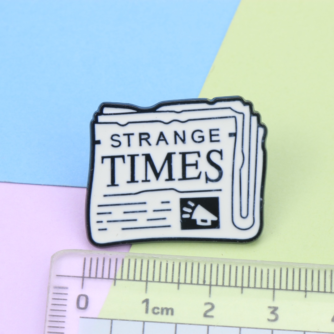Винтажный металлический значок – обзор и цена Vintage Fashion Newspaper